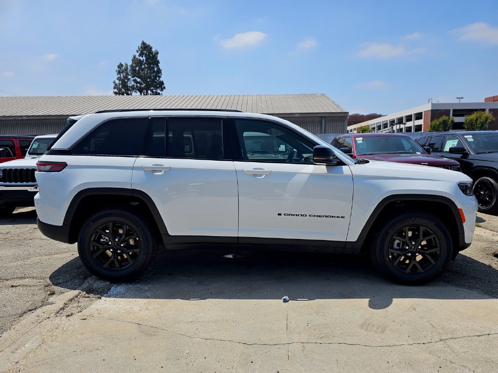 New 2026 Jeep Grand Cherokee Altitude RWD image 4