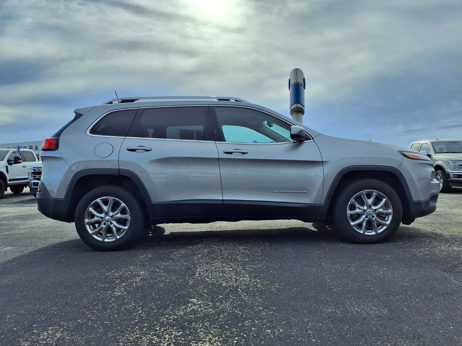Used 2017 Jeep Cherokee Latitude FWD image 5
