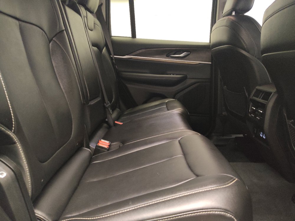 Used 2023 Jeep Grand Cherokee Limited w/ Black Appearance Package AWD/4WD image 19