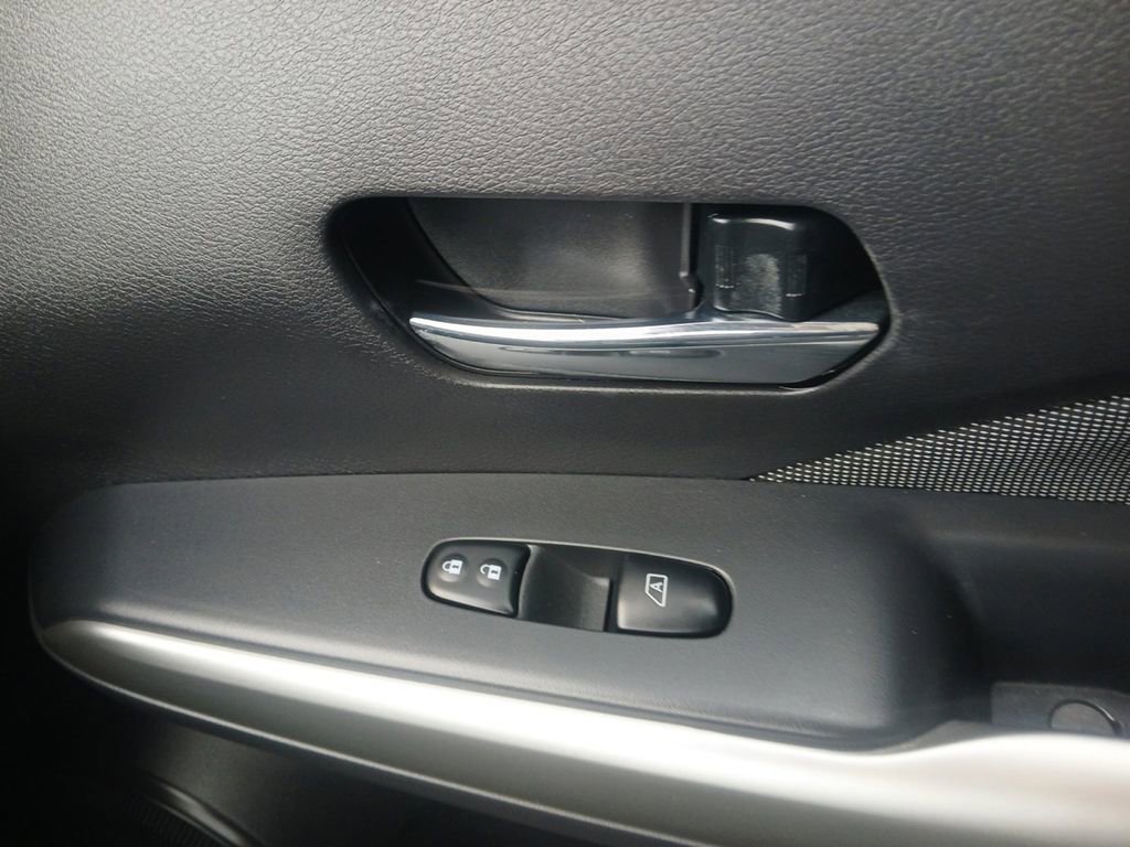 Used 2018 Nissan Kicks SV FWD image 10
