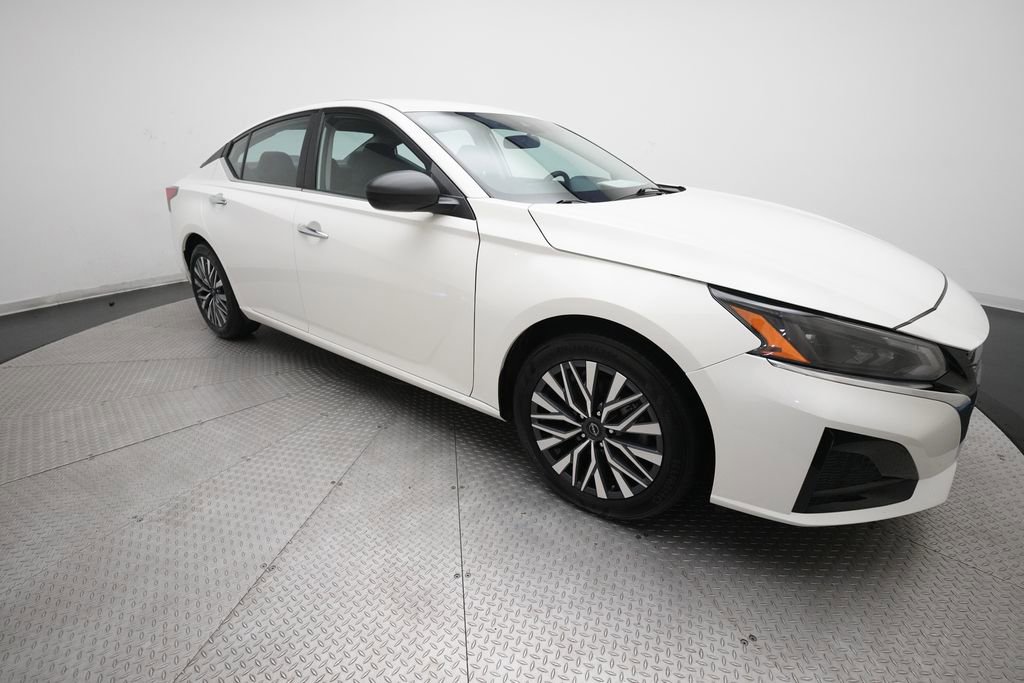 Used 2025 Nissan Altima 2.5 SV FWD image 35
