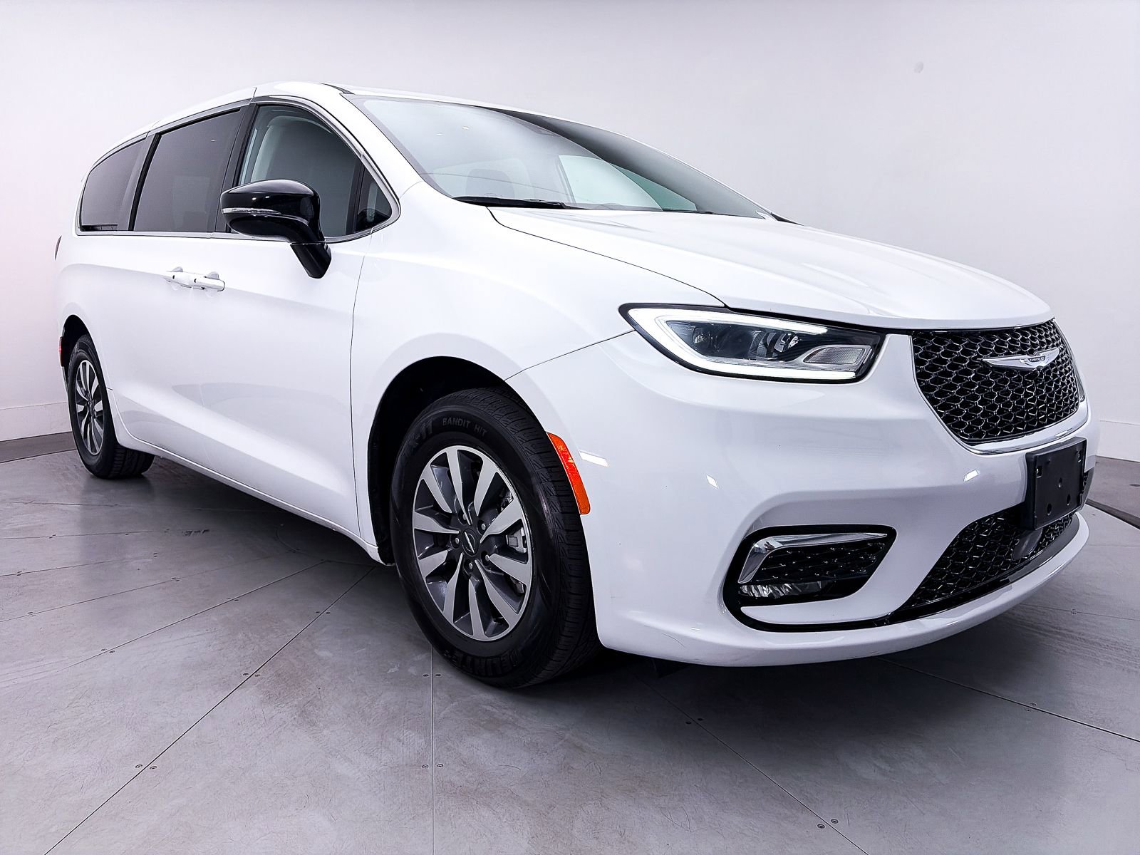Used 2024 Chrysler Pacifica Limited FWD image 11