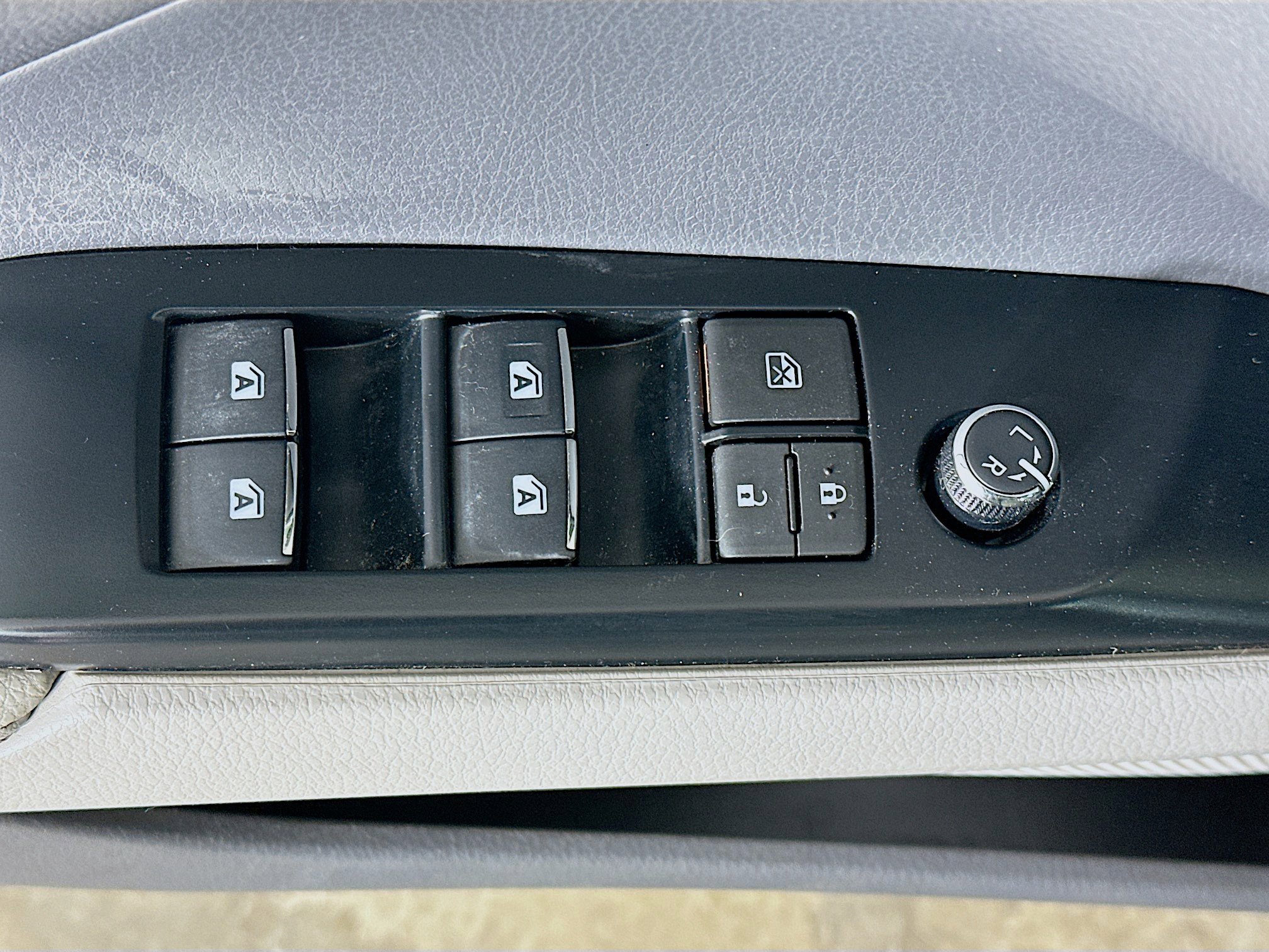 Used 2019 Toyota Camry XLE w/ Navigation Package FWD image 15