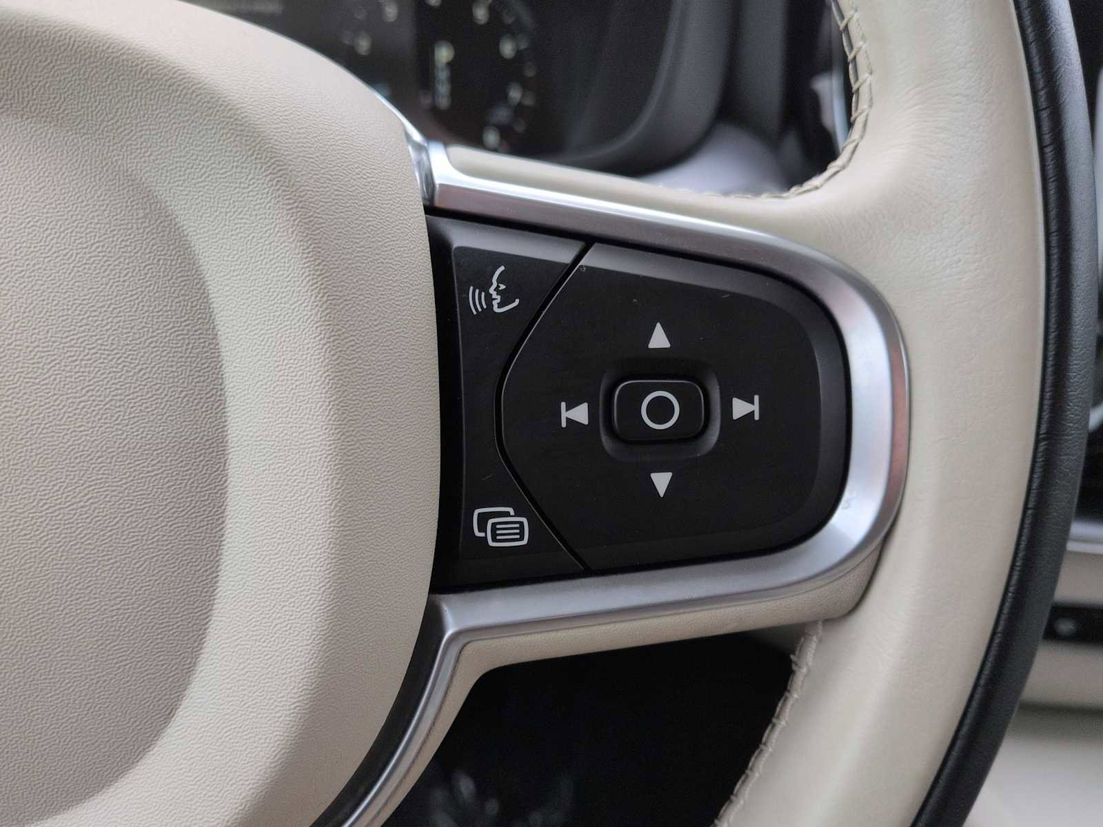 Used 2020 Volvo XC60 T5 Momentum image 26