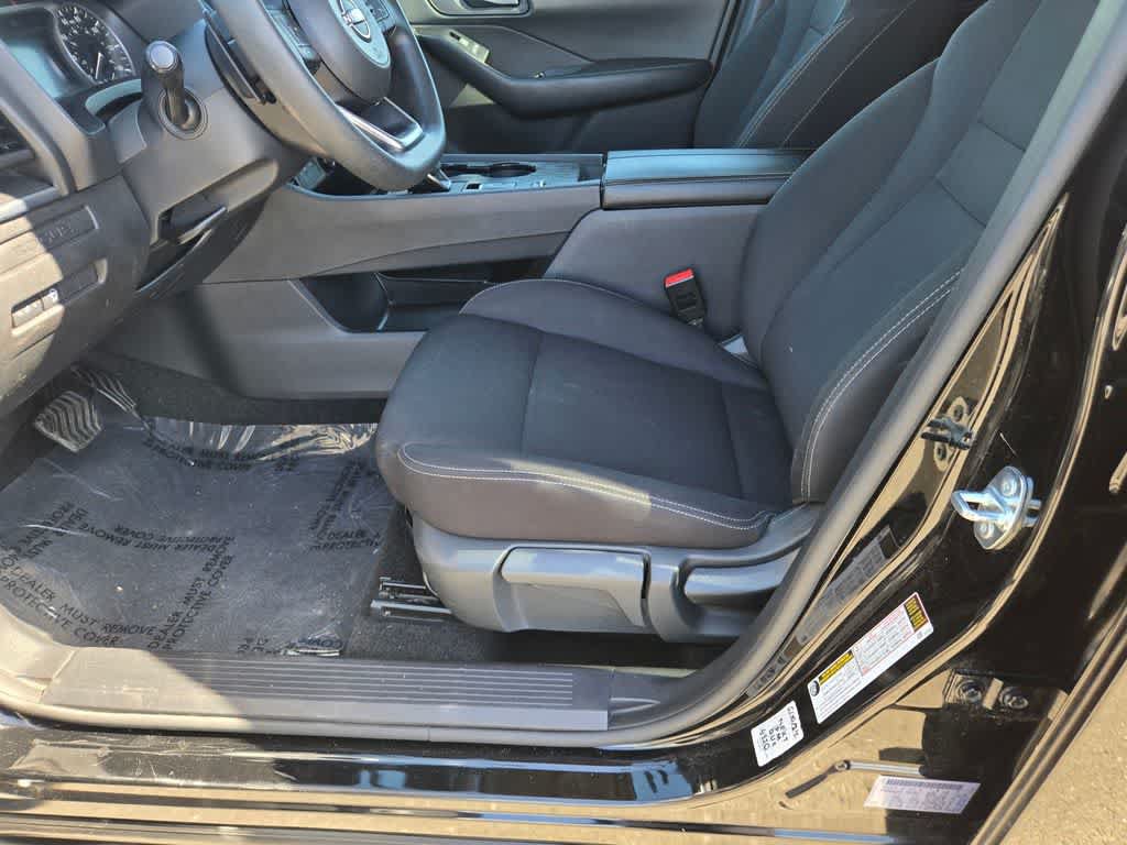 Used 2024 Nissan Rogue S FWD image 18
