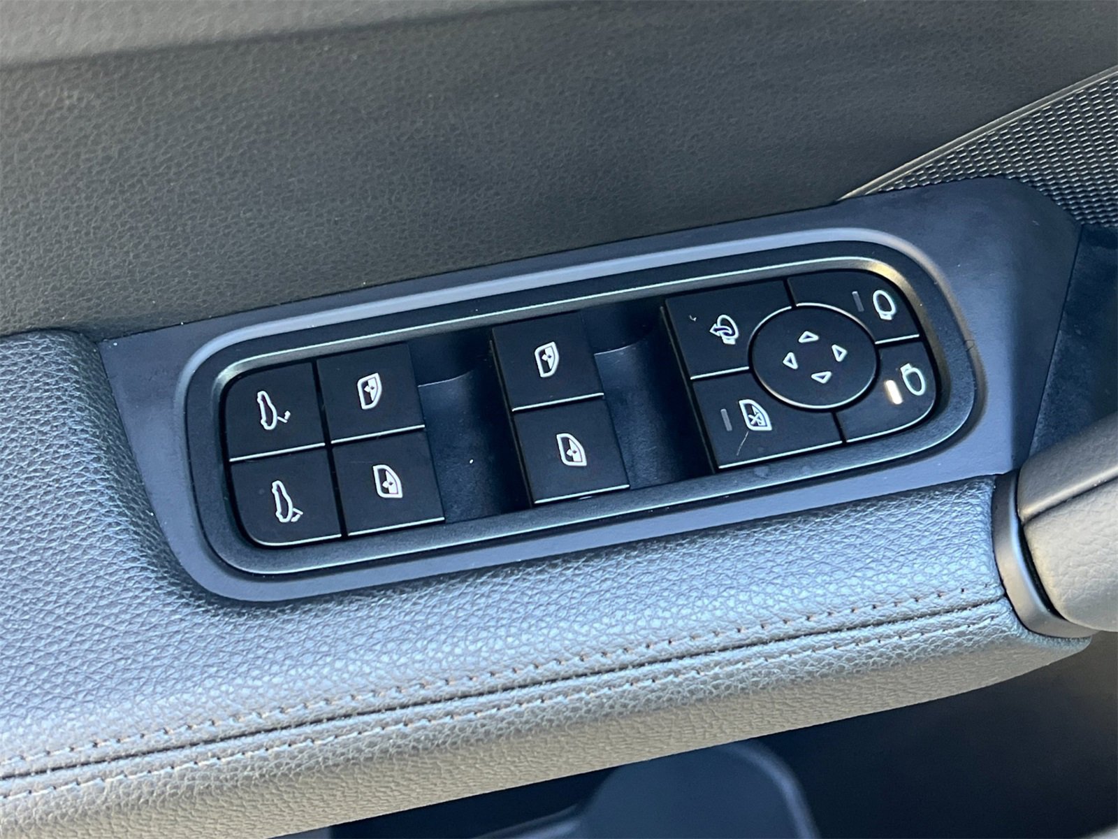 Certified 2025 Porsche Cayenne image 13