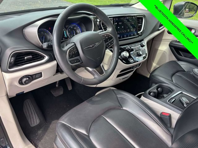 Used 2023 Chrysler Pacifica Touring-L FWD image 6
