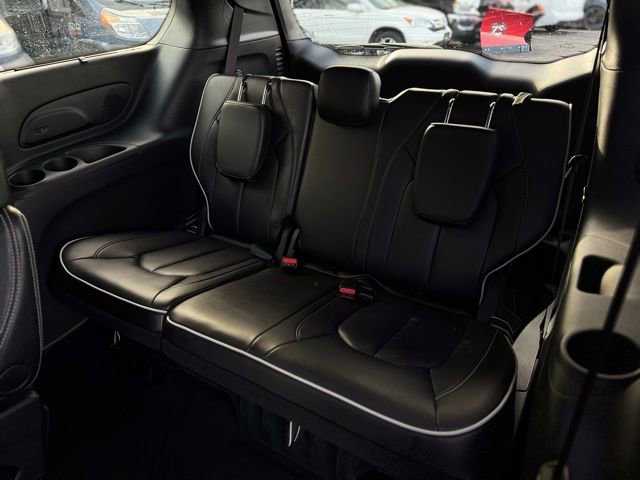 Used 2025 Chrysler Pacifica Limited image 22