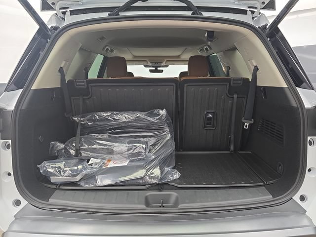 New 2026 Nissan Pathfinder Platinum FWD image 12
