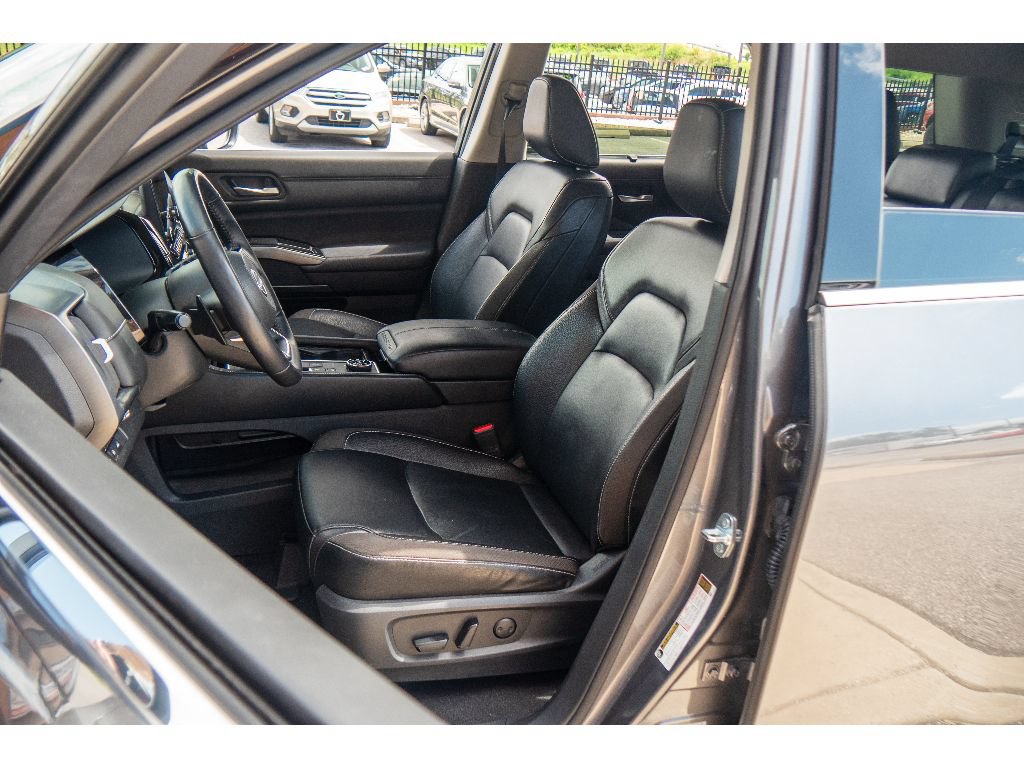 Used 2023 Nissan Pathfinder SL w/ Black Appearance Package AWD/4WD image 12