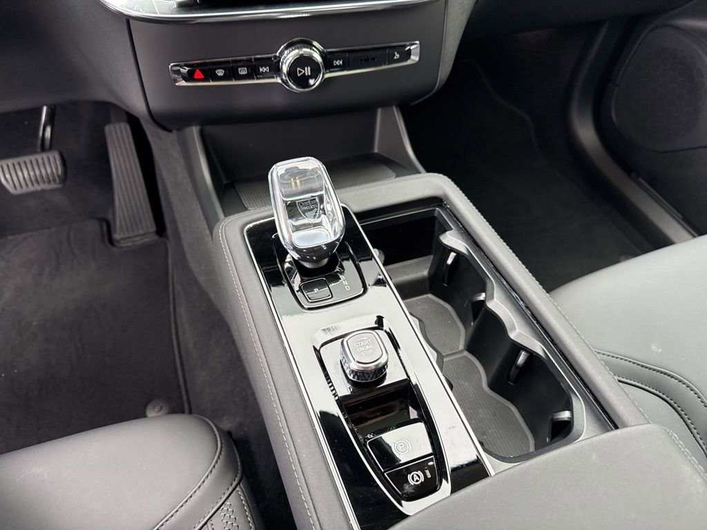 Used 2025 Volvo XC90 B6 Core w/ Climate Package image 28