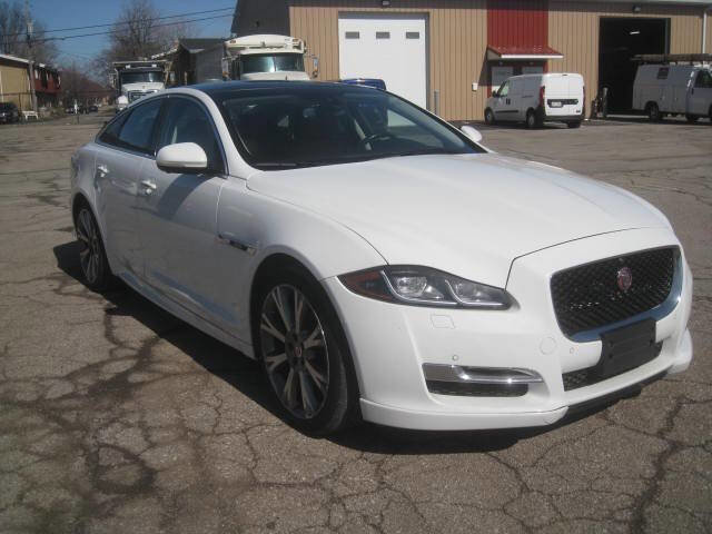 Used 2017 Jaguar XJ image 3
