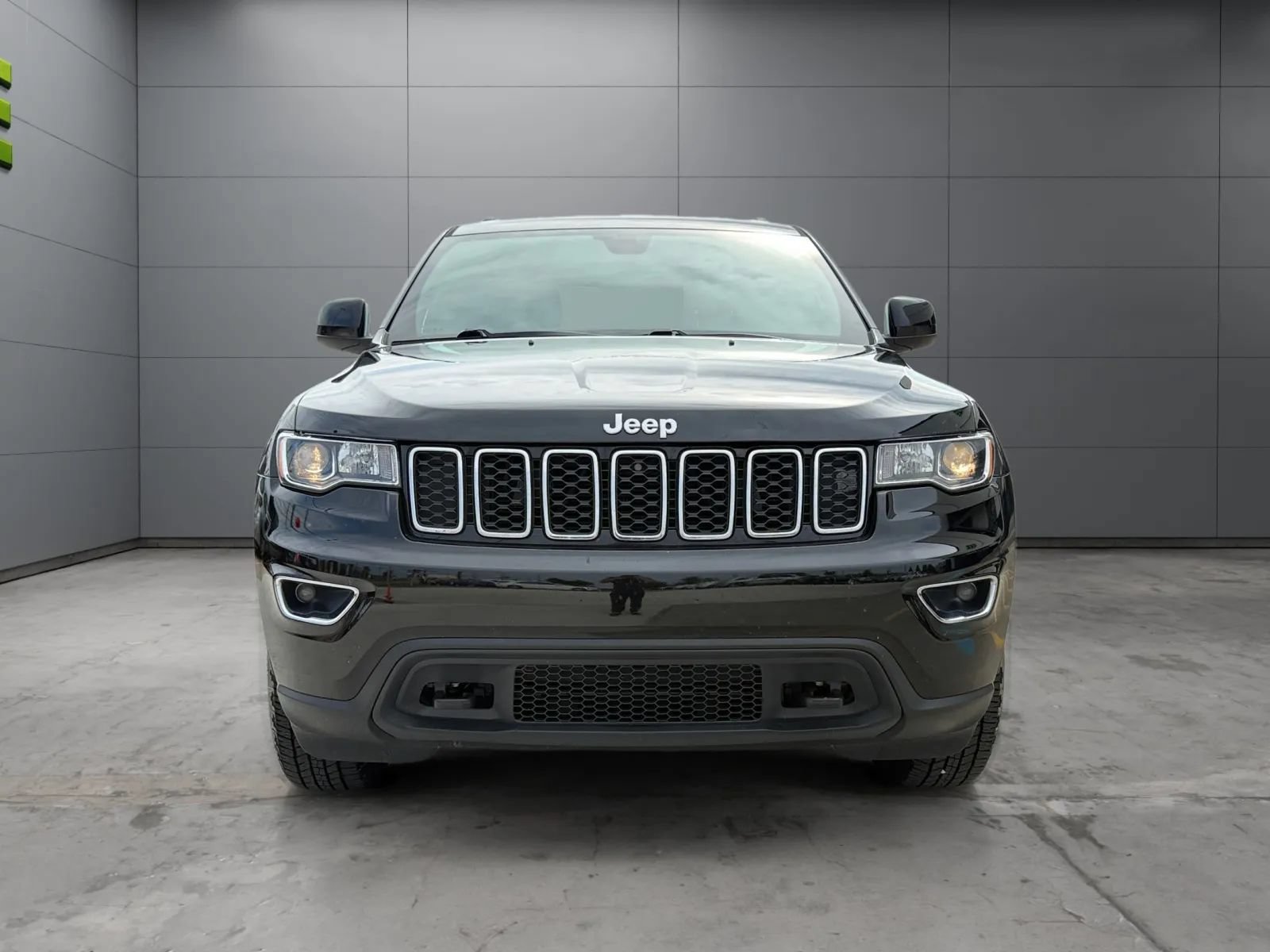 Used 2019 Jeep Grand Cherokee Laredo AWD/4WD image 2