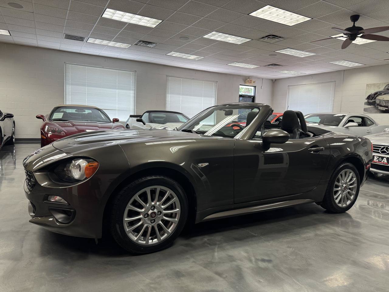 Used 2017 FIAT 124 Spider Classica RWD image 18