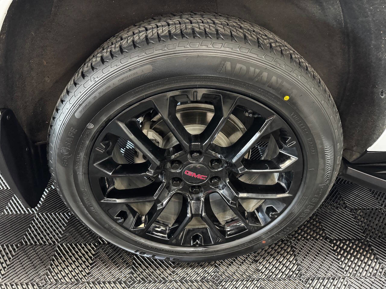 Used 2023 GMC Yukon XL SLE image 17