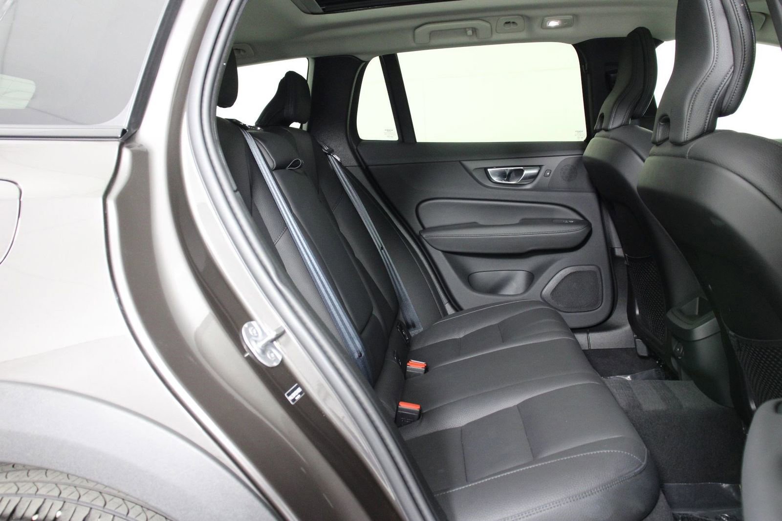 Certified 2025 Volvo V60 B5 Cross Country Plus image 30