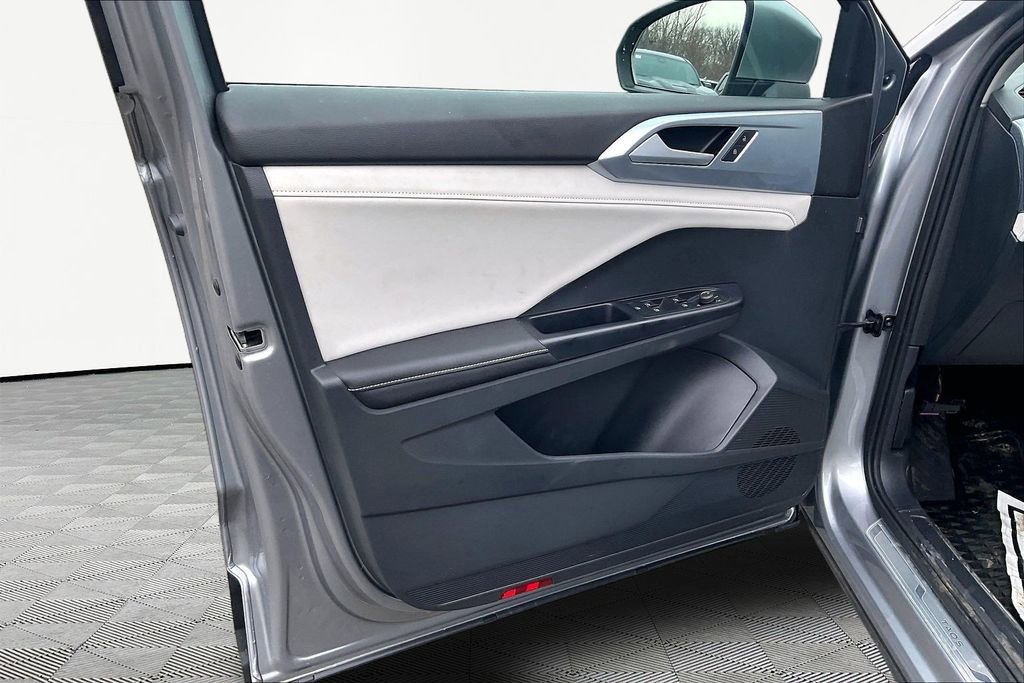 Used 2025 Volkswagen Taos SE image 23