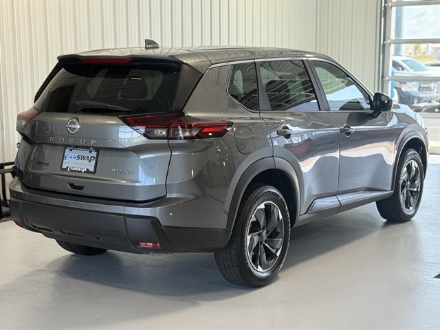 Used 2024 Nissan Rogue SV image 3