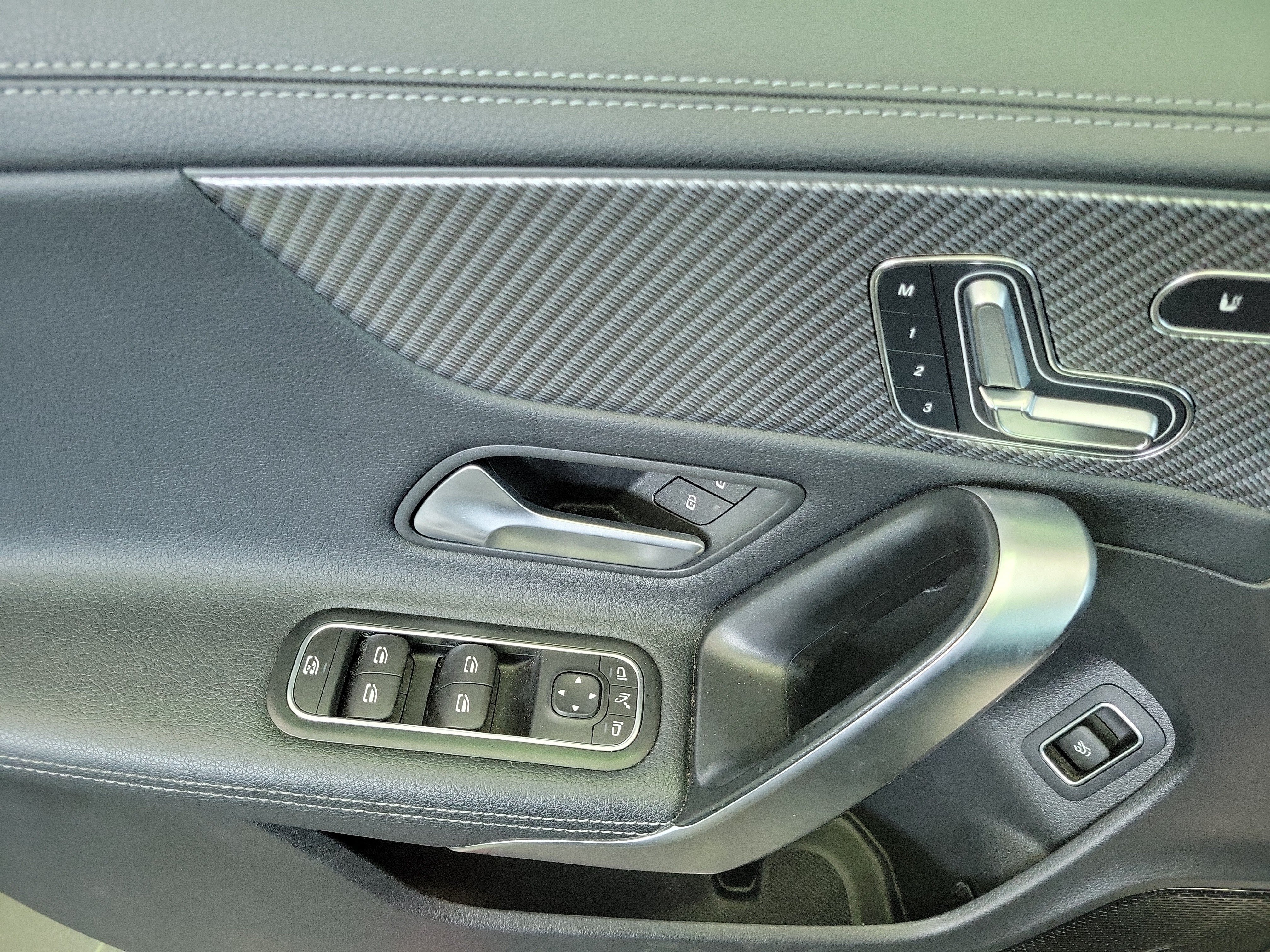 Used 2025 Mercedes-Benz CLA 250 4MATIC w/ Driver Assistance Package image 15