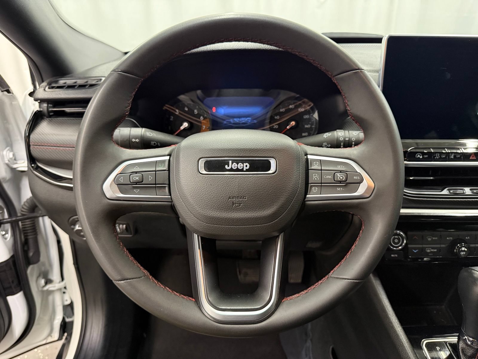 Used 2025 Jeep Compass Trailhawk AWD/4WD image 12