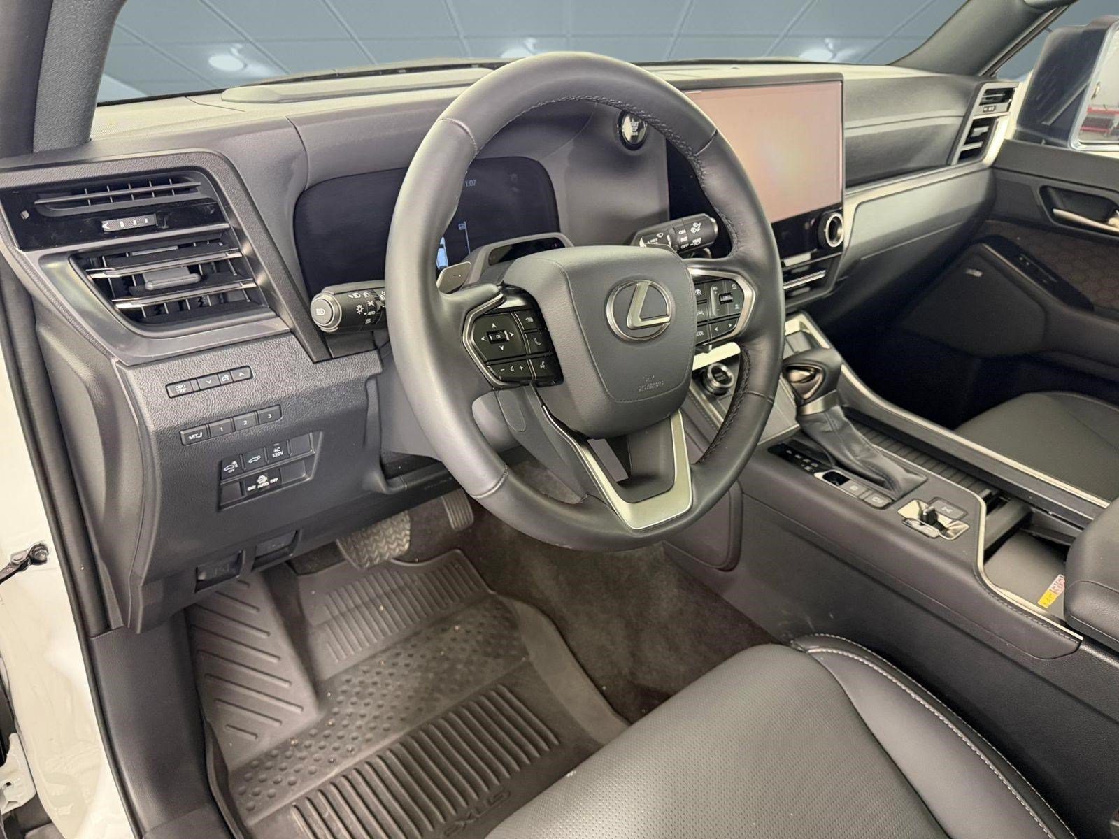 Used 2025 Lexus GX 550 w/ Accessory Package (Z1) AWD/4WD image 4