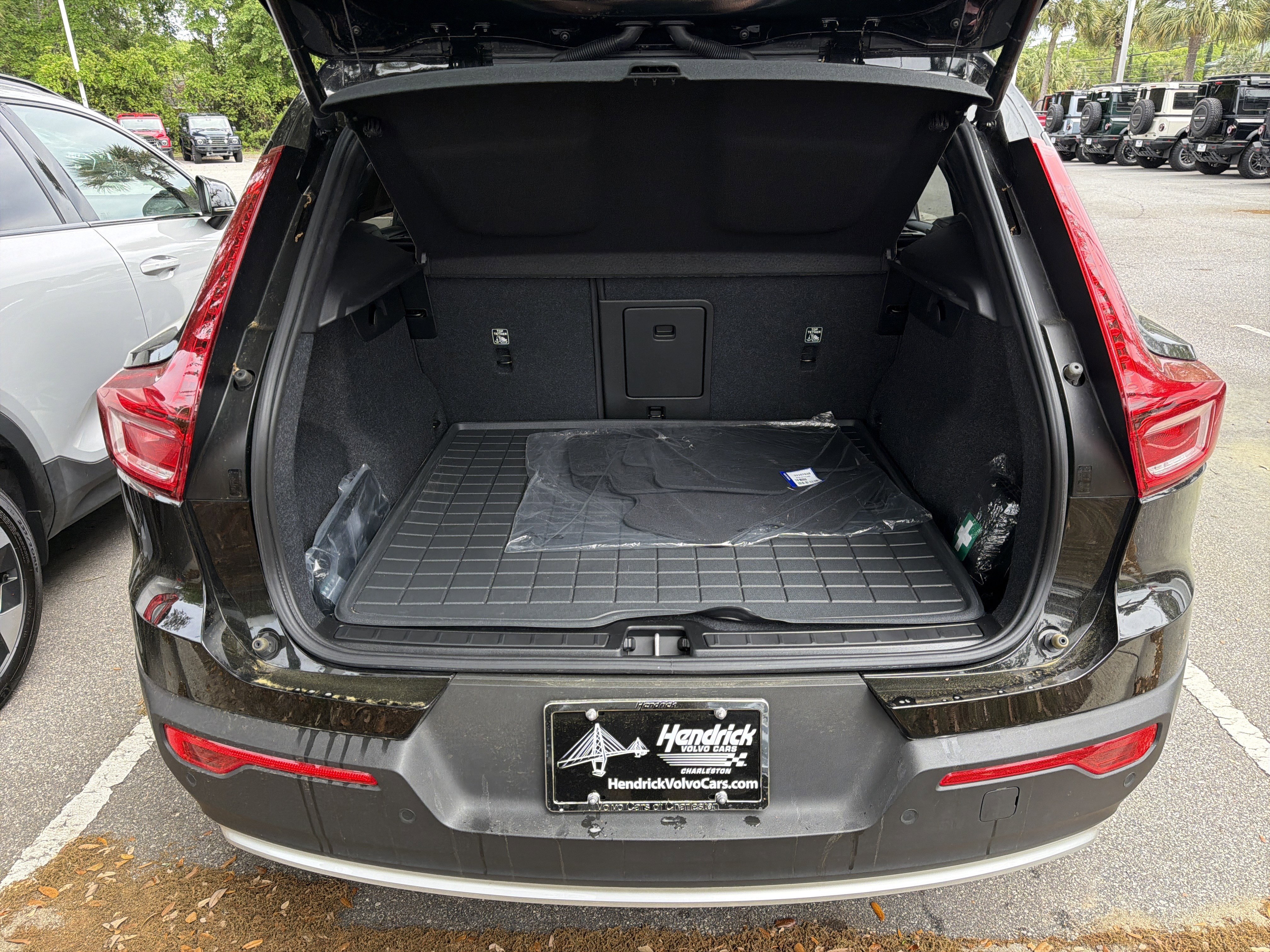 Certified 2025 Volvo XC40 B5 Core w/ Protection Package Premier image 34