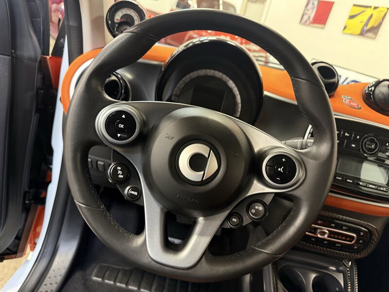 Used 2016 smart fortwo passion RWD image 21