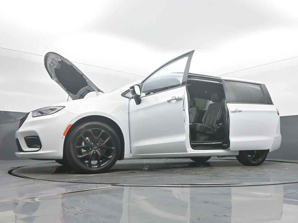 Used 2025 Chrysler Pacifica Limited image 57