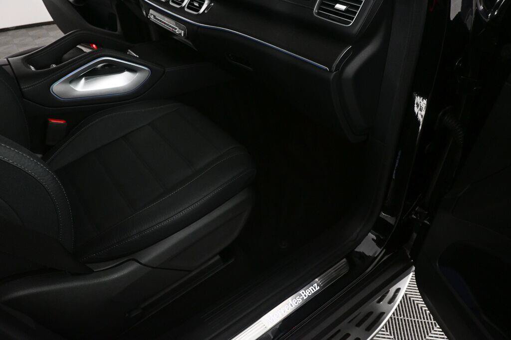 Used 2025 Mercedes-Benz GLS 580 4MATIC image 23