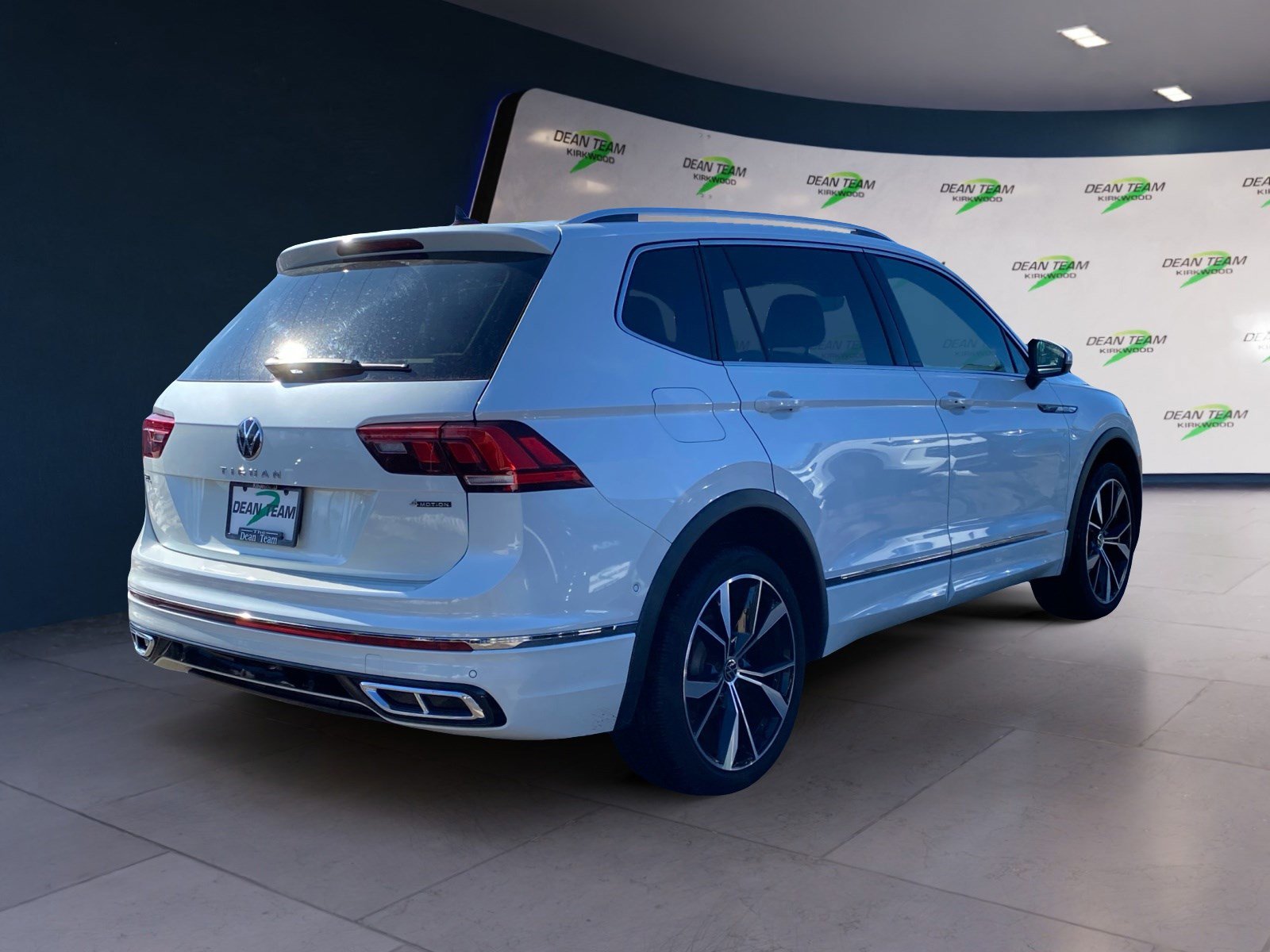 Used 2022 Volkswagen Tiguan SEL R-Line image 3