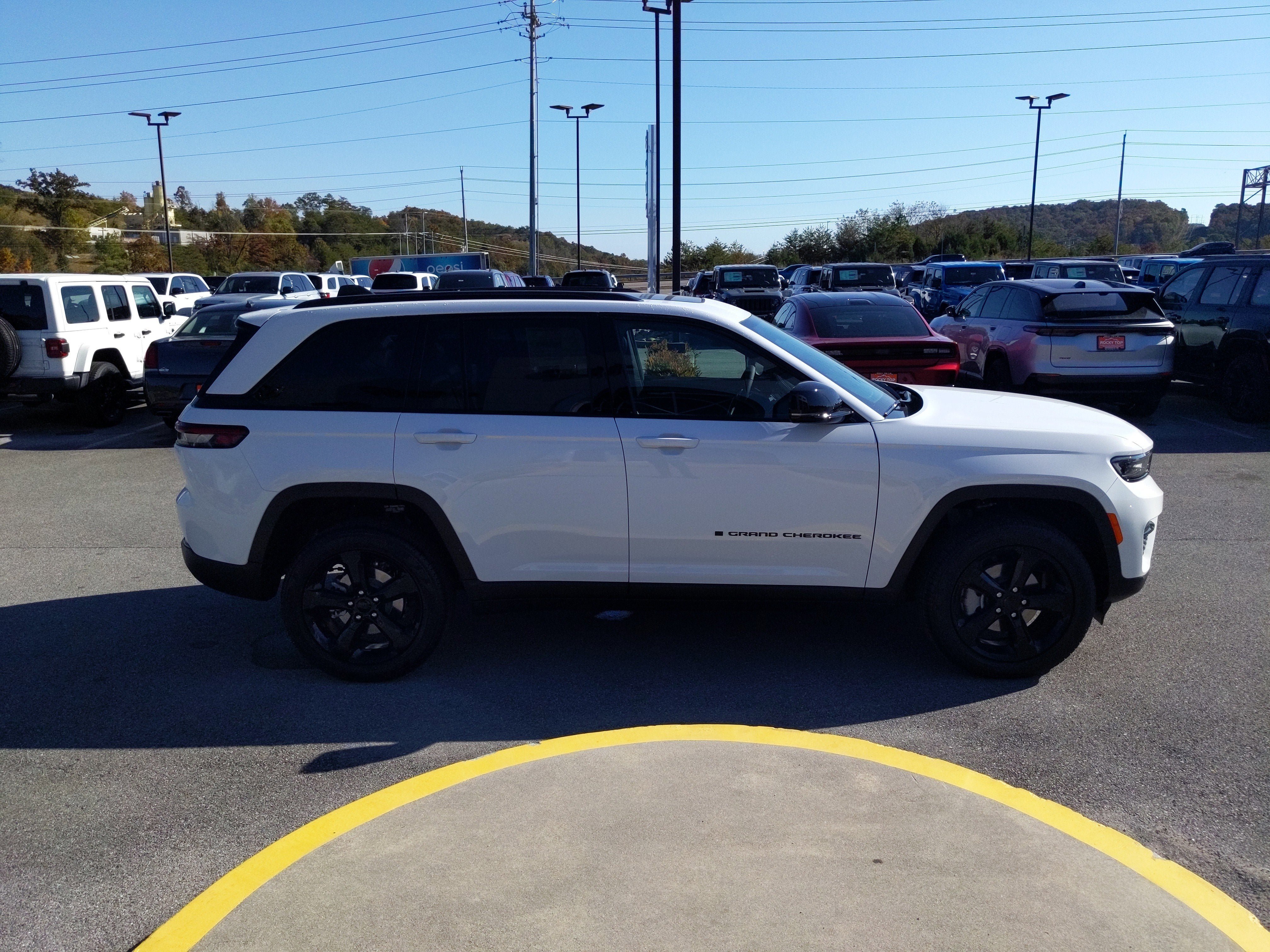New 2025 Jeep Grand Cherokee Limited w/ Black Appearance Package AWD/4WD image 5
