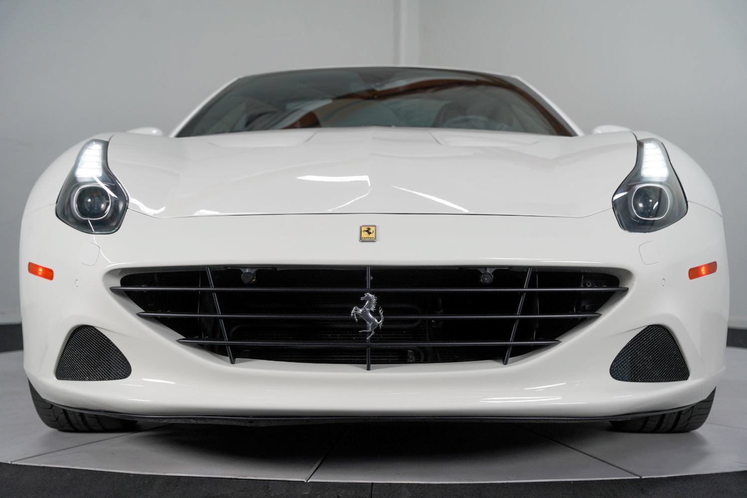 Used 2016 Ferrari California T RWD image 15