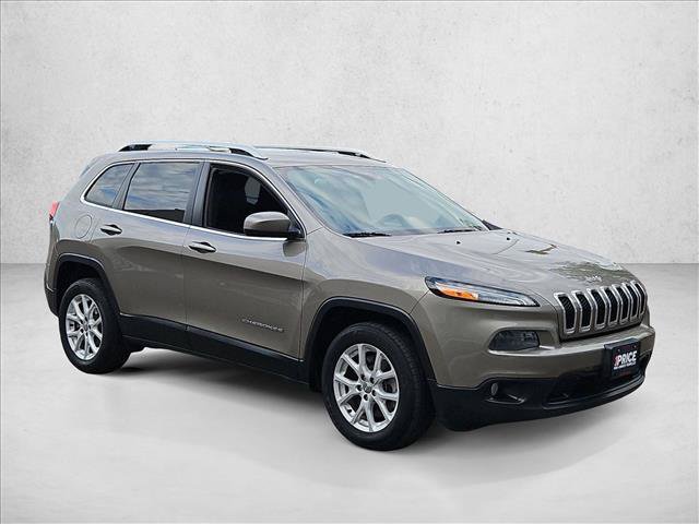 Used 2018 Jeep Cherokee Latitude Plus w/ Comfort/Convenience Group FWD image 3