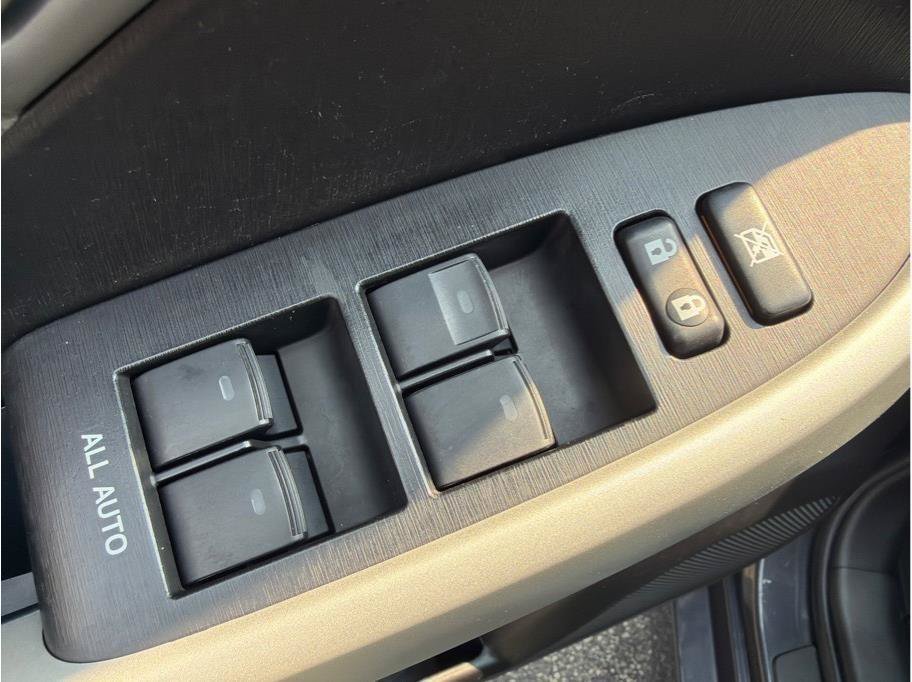 Used 2012 Toyota Prius Two FWD image 9