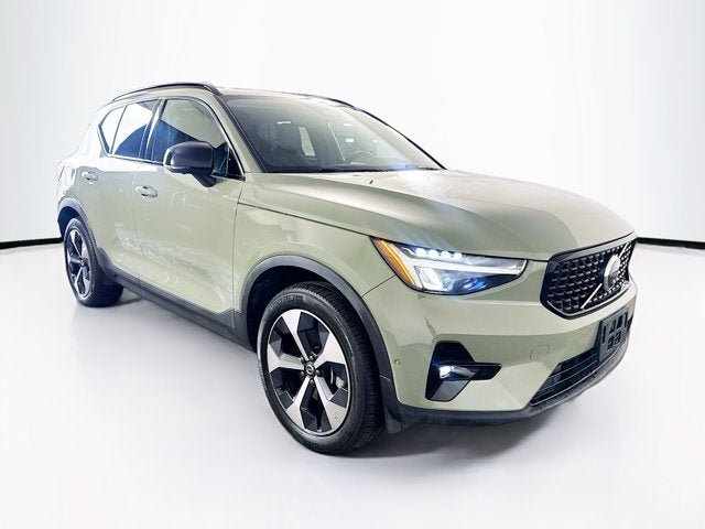 Used 2023 Volvo XC40 B5 Plus w/ Driver Assist Package AWD/4WD image 3