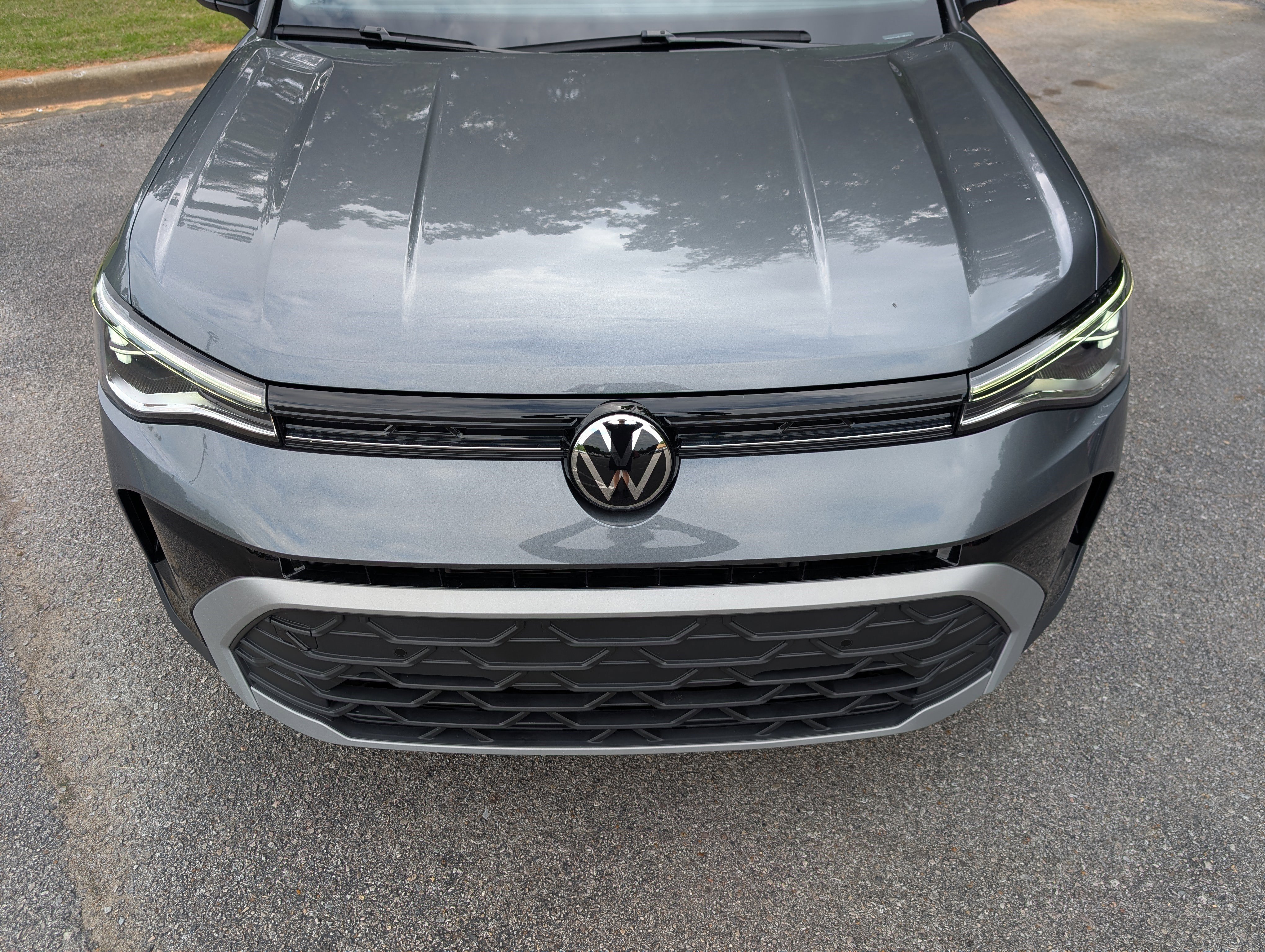 Used 2025 Volkswagen Taos SE w/ Panoramic Sunroof Package FWD image 12
