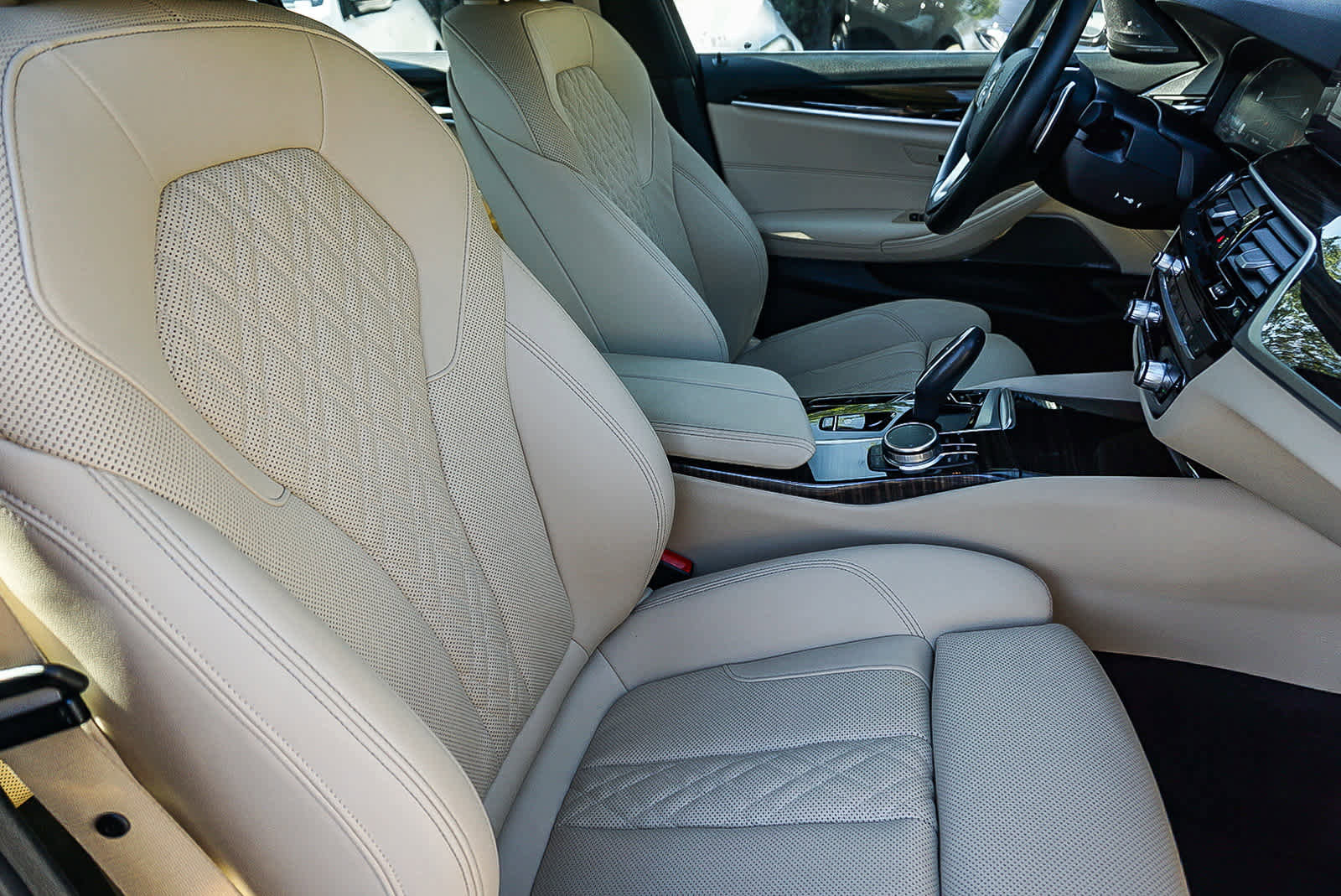 Certified 2023 BMW 530i w/ Premium Package image 17