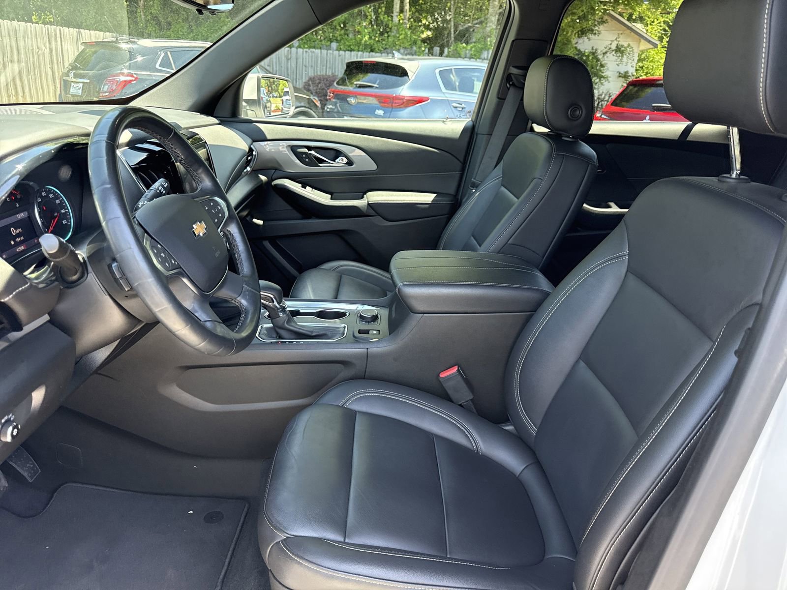 Used 2023 Chevrolet Traverse LT w/ Rear Camera Mirror Package FWD image 9