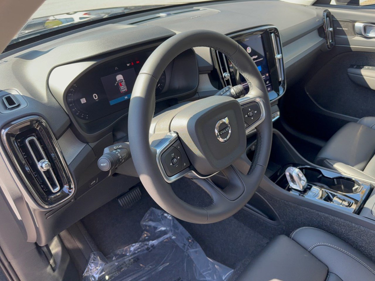 Used 2025 Volvo XC40 B5 Ultra AWD/4WD image 4