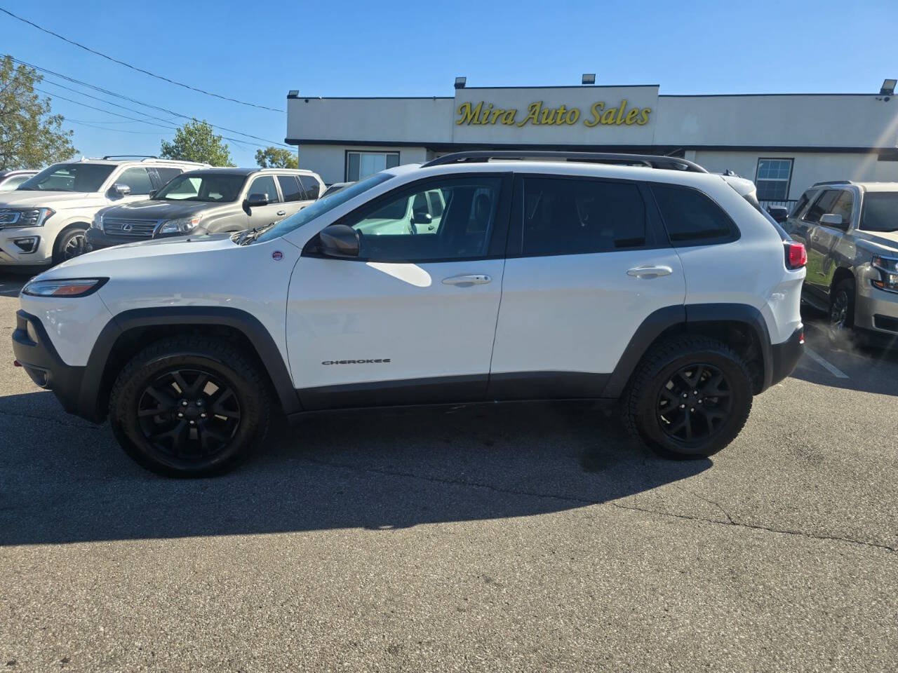 Used 2016 Jeep Cherokee Trailhawk w/ Comfort/Convenience Group AWD/4WD image 1
