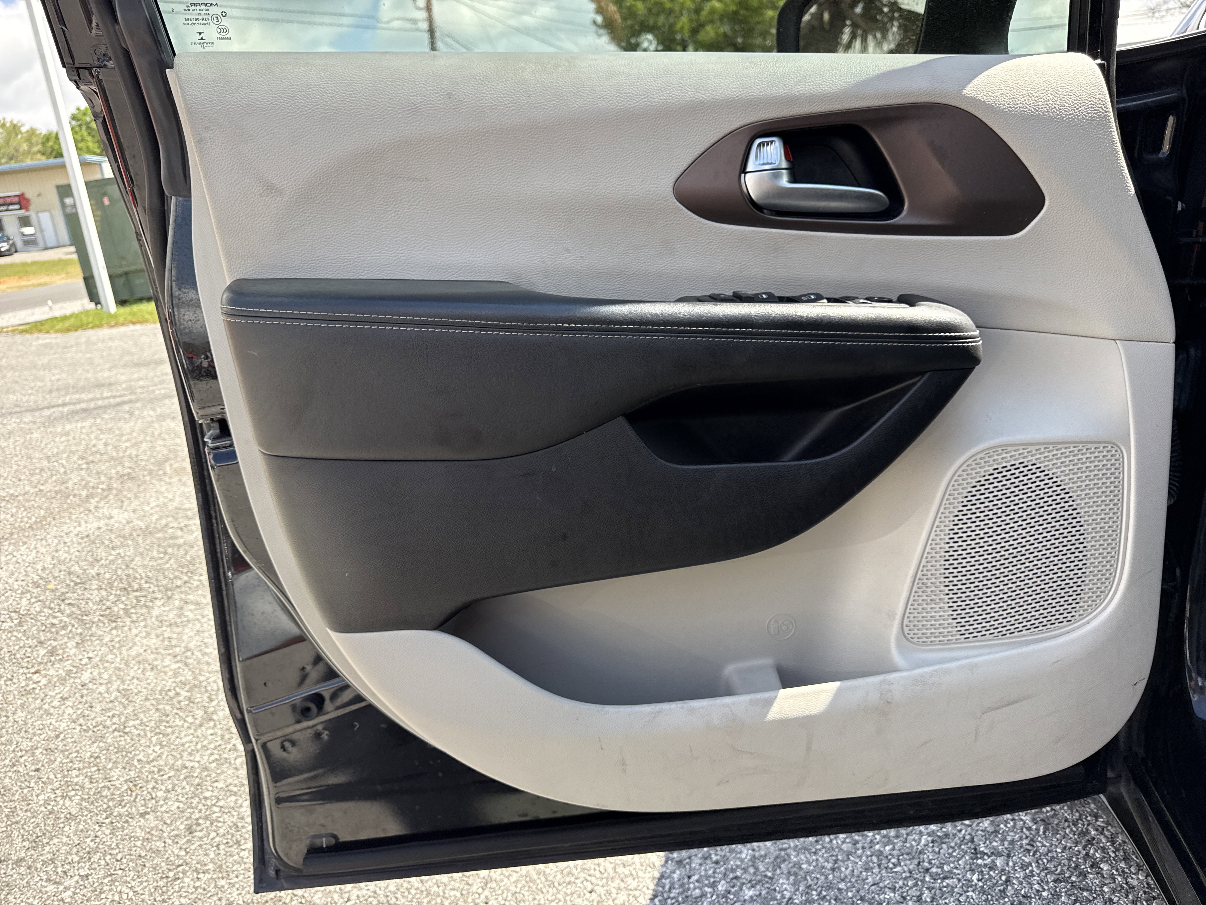 Used 2022 Chrysler Voyager LX image 35