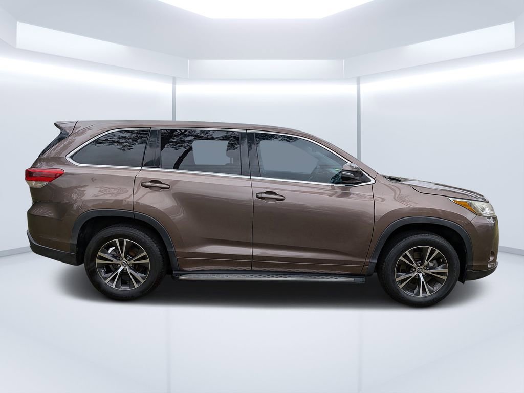 Used 2017 Toyota Highlander LE image 2