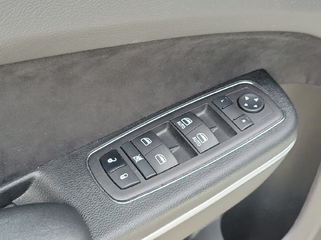 Used 2023 Chrysler 300 C RWD image 19