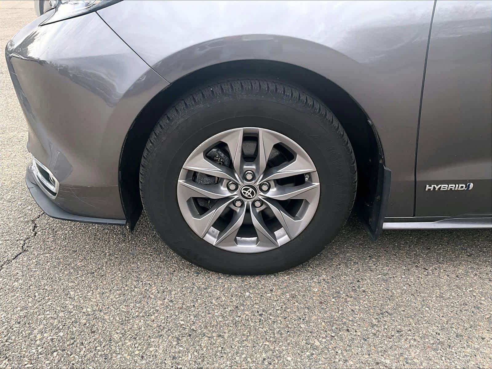 Used 2021 Toyota Sienna XLE w/ XLE Plus Package image 4