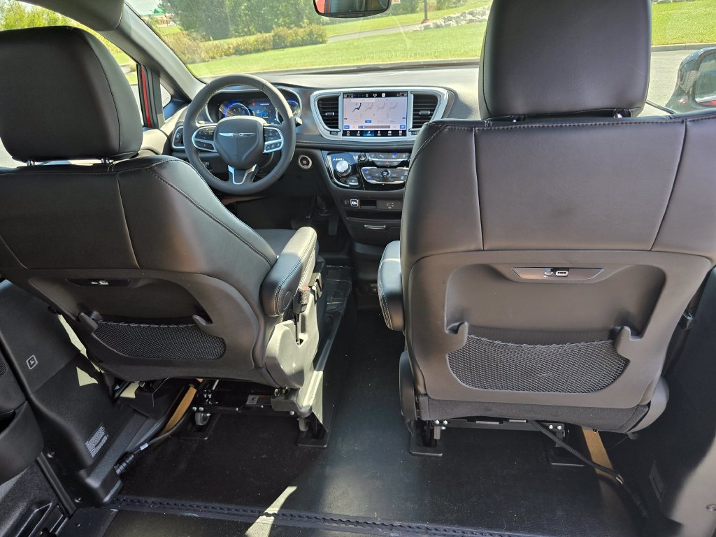 Used 2026 Chrysler Pacifica Select FWD image 23