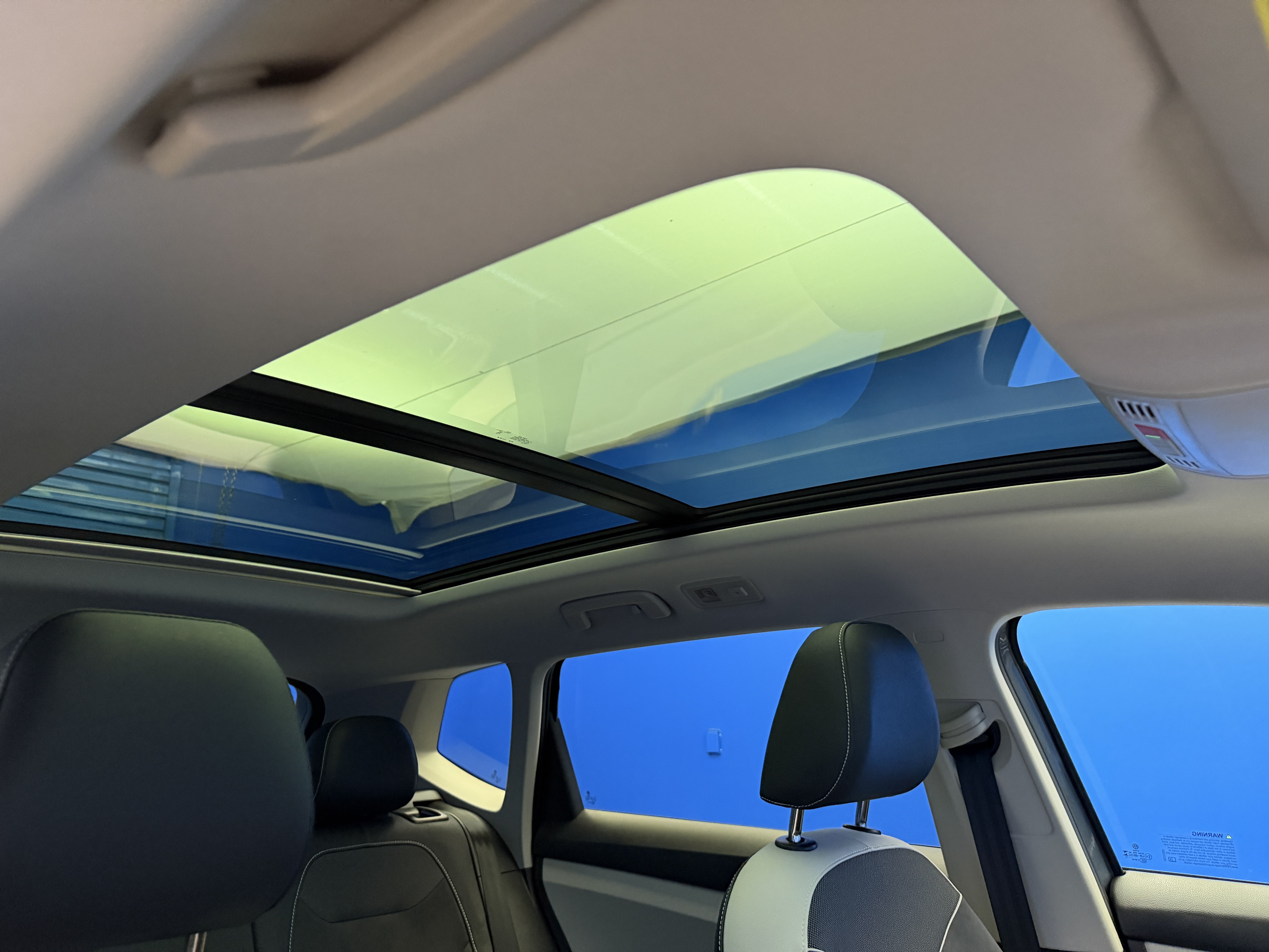 Certified 2025 Volkswagen Taos SE w/ Panoramic Sunroof Package FWD image 25