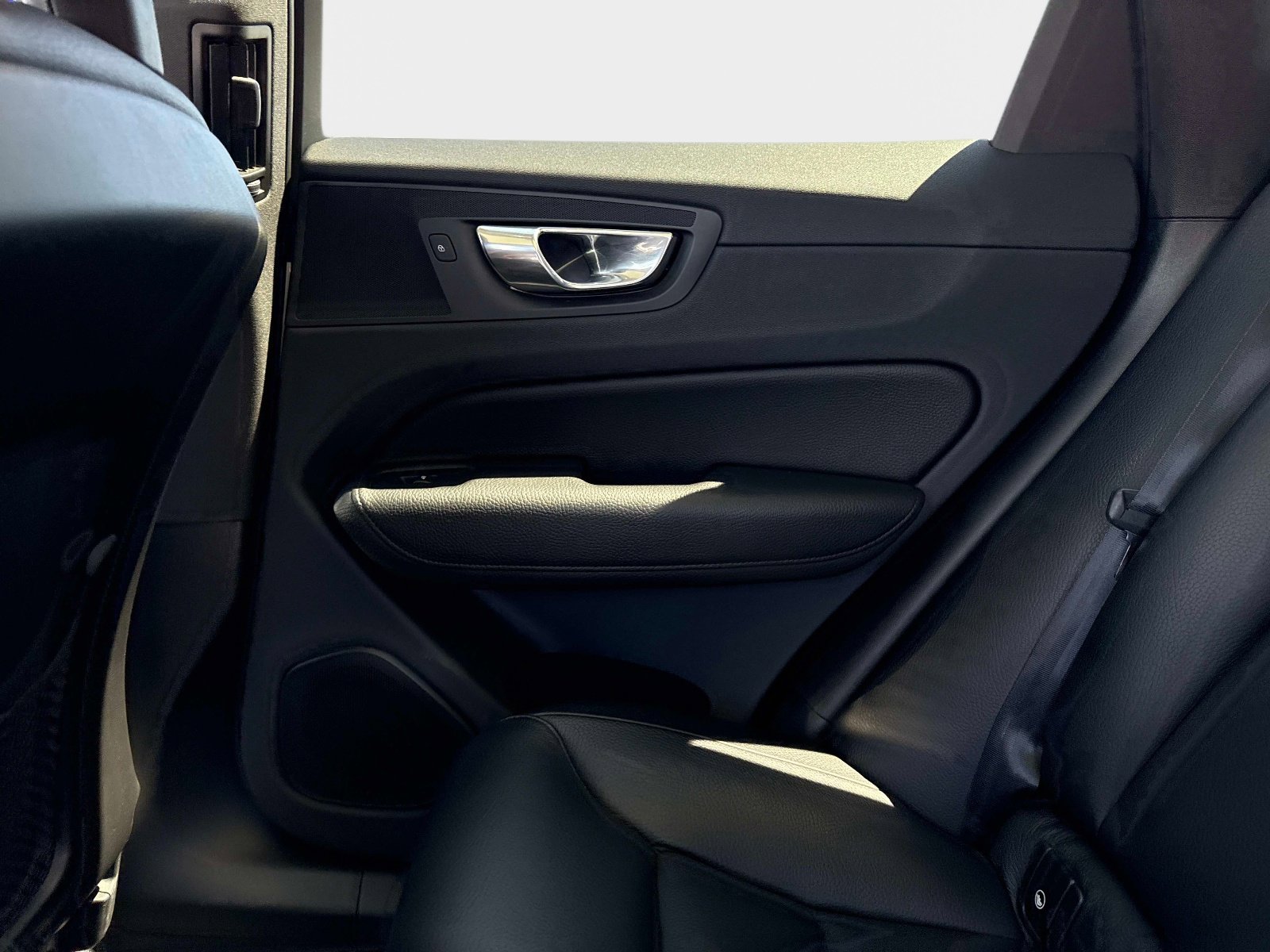 Used 2018 Volvo XC60 T5 Momentum w/ Convenience Package AWD/4WD image 16