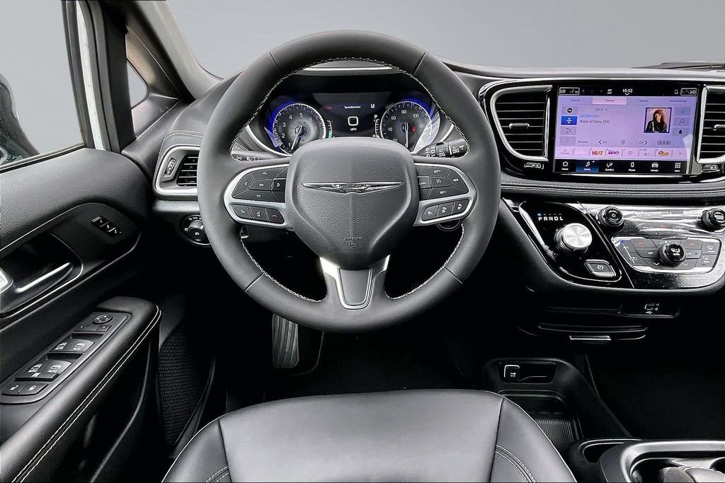 New 2026 Chrysler Pacifica Select FWD image 5