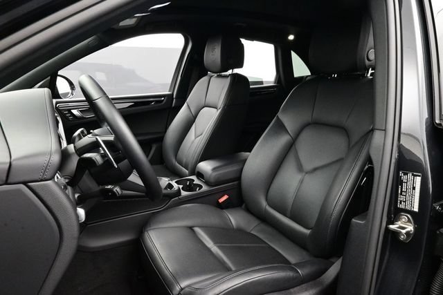Certified 2025 Porsche Macan AWD/4WD image 5
