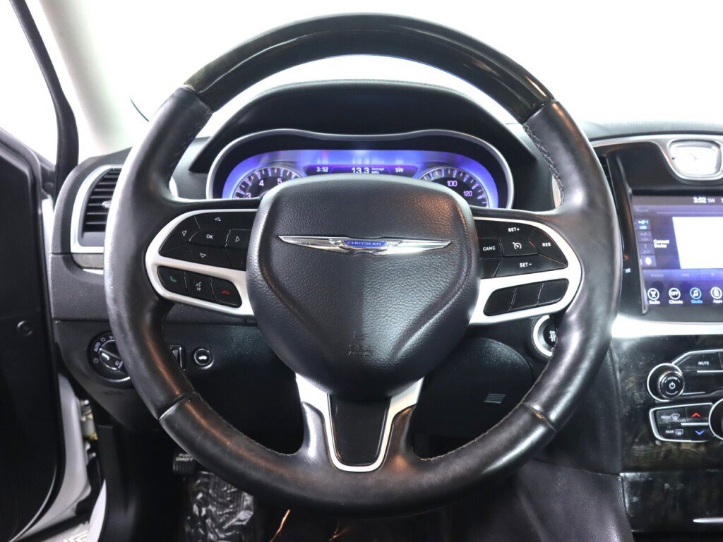 Used 2017 Chrysler 300 C RWD image 11